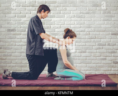 Traditionelle Thai Massage einer schwangeren Frau Stockfoto