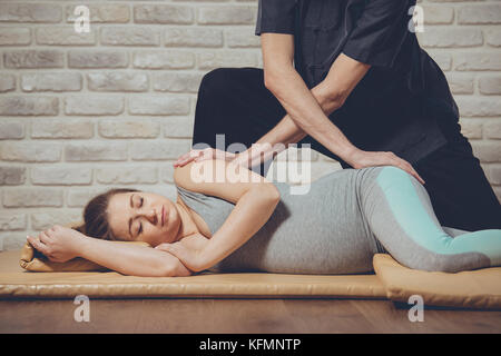 Traditionelle Thai Massage einer schwangeren Frau Stockfoto