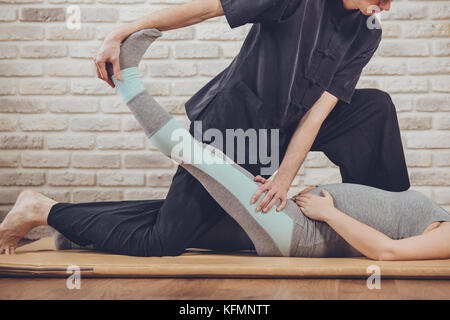 Traditionelle Thai Massage einer schwangeren Frau Stockfoto