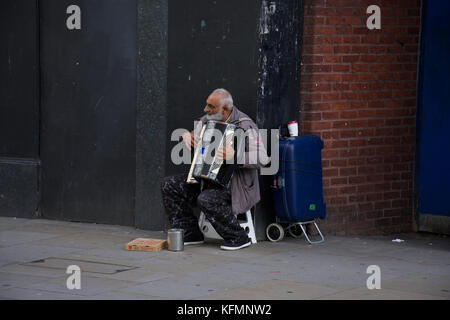 Busker spielt auf der London Street, Hammersmith, London, Großbritannien, September 2017 Stockfoto