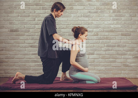 Traditionelle Thai Massage einer schwangeren Frau Stockfoto