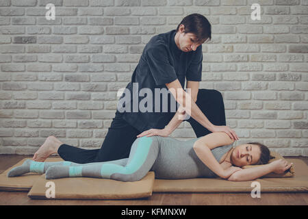 Traditionelle Thai Massage einer schwangeren Frau Stockfoto