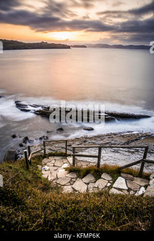 Sonnenuntergang Aufnahme der Treppe hinunter zum Meer Stockfoto