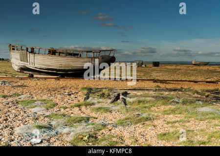 Verfallenes Fischerboot auf Dungeness Strand abgebrochen Stockfoto