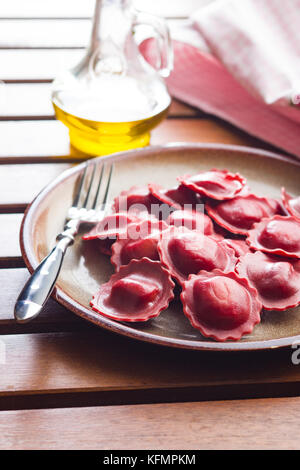 Lecker Rote-bete-Ravioli an der Platte. Stockfoto