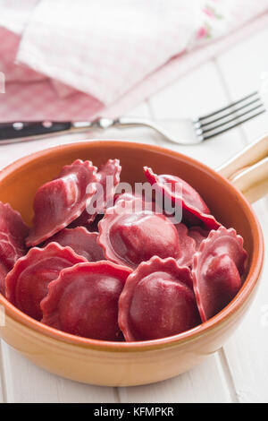 Lecker Rote-bete-Ravioli in der Schüssel. Stockfoto