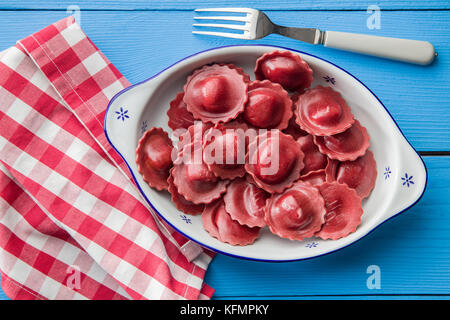 Lecker Rote-bete-Ravioli in der Schüssel. Stockfoto