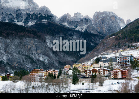 Ruhige Bergdorf im Winter, Trentino, Italien Stockfoto
