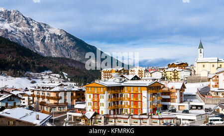 Mountain Ski Resort Stadt im Himmel. Wintersaison, Paganella, Italien Stockfoto