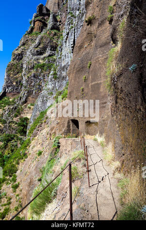 Mountain Tunnel auf dem Wanderweg zwischen Pico Do Arieiro, Pico Ruivo, Madeira, Portugal Stockfoto