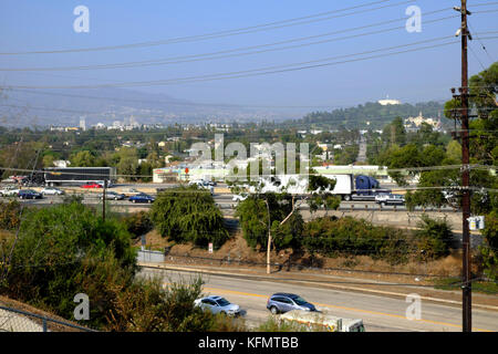 Blick nach Osten in Richtung Eagle Rock & Frogtown über Golden State Freeway & Riverside Drive aus Silver Lake Los Angeles, Kalifornien, USA KATHY DEWITT Stockfoto