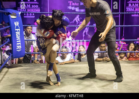 Mädchen, Muay Thai Boxer kämpfen, Bangkok, Thailand Stockfoto