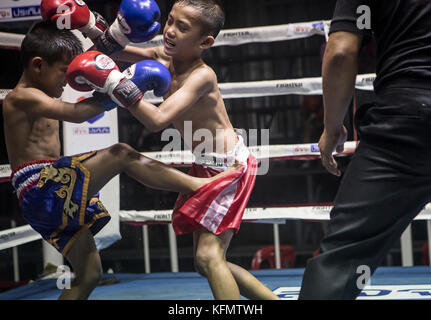 Schlagen. Jungs, Muay Thai Boxer kämpfen und Schiedsrichter, Paktonchai, Korat, Thailand Stockfoto