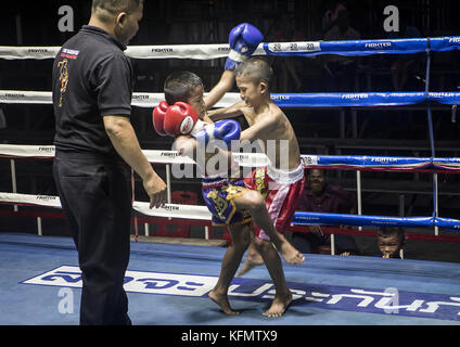 Schlagen. Jungs, Muay Thai Boxer kämpfen und Schiedsrichter, Paktonchai, Korat, Thailand Stockfoto