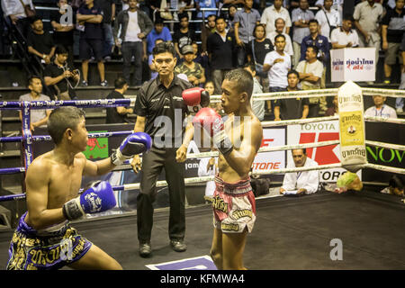 Jungs, Muay Thai Boxer kämpfen, Bangkok, Thailand Stockfoto