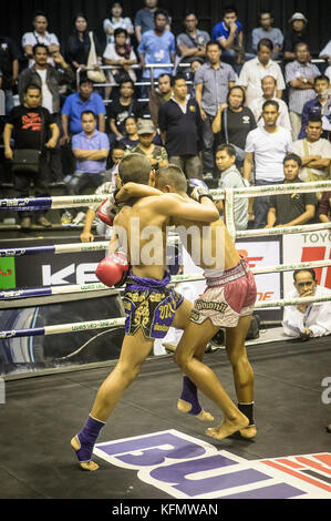 Jungs, Muay Thai Boxer kämpfen, Bangkok, Thailand Stockfoto