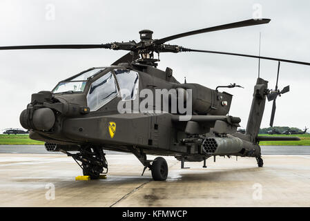 Eine Boeing AH-64 Apache Kampfhubschrauber der 1 Kavallerie Luft Brigade der US-Armee an der Chièvres Air Base in Belgien. Stockfoto