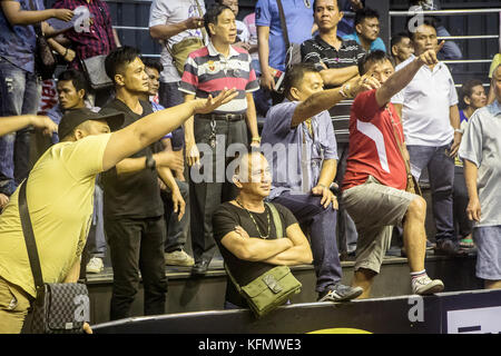 Zuschauer Wetten während eines Muay Thai Kampf, Bangkok, Thailand. Stockfoto