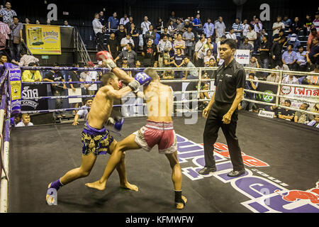 Schlagen. Jungs, Muay Thai Boxer kämpfen, Bangkok, Thailand Stockfoto