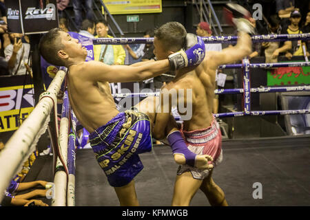 Schlagen. Jungs, Muay Thai Boxer kämpfen, Bangkok, Thailand Stockfoto