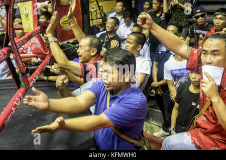 Zuschauer während eines Muay Thai Kampfes, Bangkok, Thailand. Stockfoto