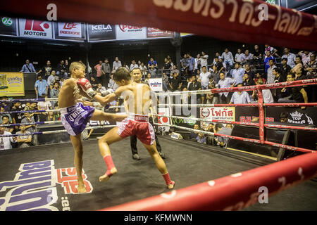 Schlagen. Jungs, Muay Thai Boxer kämpfen, Bangkok, Thailand Stockfoto