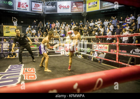 Schlagen. Jungs, Muay Thai Boxer kämpfen, Bangkok, Thailand Stockfoto