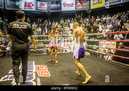 Jungs, Muay Thai Boxer kämpfen, Bangkok, Thailand Stockfoto