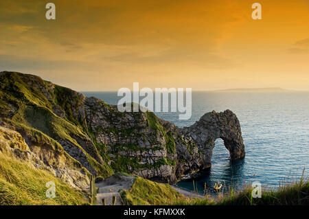 Sunset at Durdle Door, Dorset.. ein Natural Arch durch Kalkstein Erosion verursacht. Stockfoto