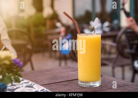 Mango Smoothie, Frappe und Blended süßen Saft zu trinken Stockfoto