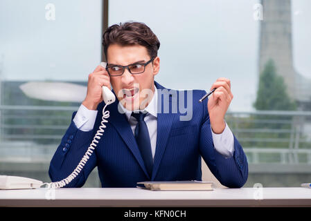 Wütend Call Center Mitarbeiter bei Kunden schreien Stockfoto