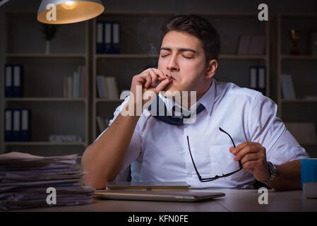 Der Mensch bleiben bis spät in die Nacht und das Rauchen von Marihuana Stockfoto