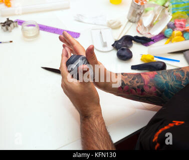 Gebäck Lektion, die auf Zahlen von Halloween mit Fondant einfügen oder Zuckerpaste. Stockfoto