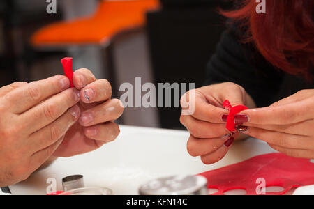 Gebäck Lektion, die auf Zahlen von Halloween mit Fondant einfügen oder Zuckerpaste. Stockfoto