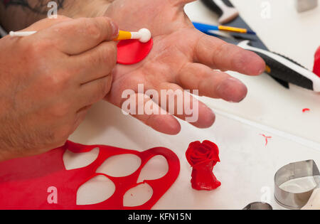 Gebäck Lektion, die auf Zahlen von Halloween mit Fondant einfügen oder Zuckerpaste. Stockfoto