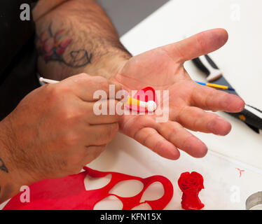 Gebäck Lektion, die auf Zahlen von Halloween mit Fondant einfügen oder Zuckerpaste. Stockfoto