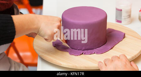 Gebäck Lektion, die auf Zahlen von Halloween mit Fondant einfügen oder Zuckerpaste. Stockfoto