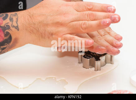 Gebäck Lektion, die auf Zahlen von Halloween mit Fondant einfügen oder Zuckerpaste. Stockfoto