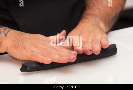 Gebäck Lektion, die auf Zahlen von Halloween mit Fondant einfügen oder Zuckerpaste. Stockfoto