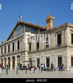 Marseille, Frankreich - Oktober 03, 2017: Reisende vor dem Bahnhof, Provence, Frankreich. Stockfoto