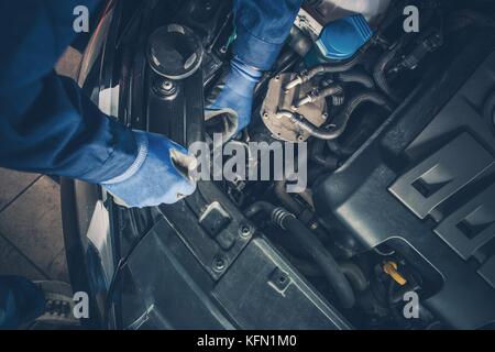 Fahrzeug saisonale Wartung. zugelassene Auto service Arbeitnehmer, der auto Service. Die Überprüfung der Scheinwerferbirnen. Stockfoto