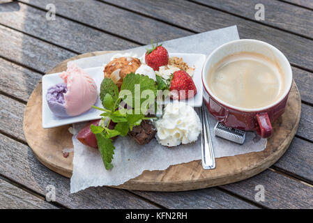 Gourmet Kaffee. Kaffee, Kuchen, Obst, Eis. Stockfoto