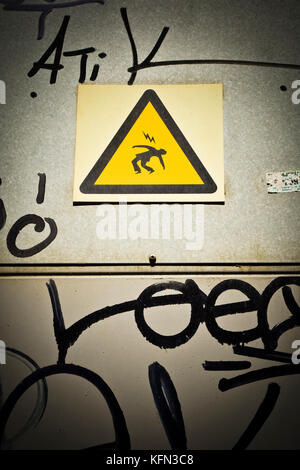 Gelbes Warndreieck, elektrisches Signal Gefahr. Stockfoto