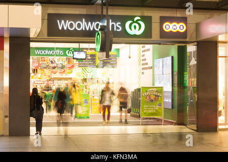 Blick auf den Eingang des Woolworths Store im Rundle Mall in der Nacht in Adelaide, South Australia. Stockfoto