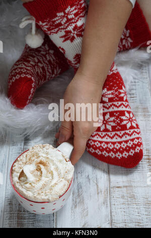 Frau in Weihnachten Socken. Winterurlaub Weihnachten und Neujahr Konzept Stockfoto