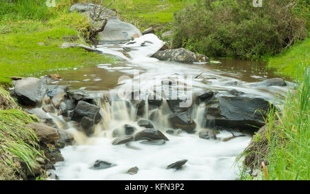 Wässrige Stream mit den Felsen, die im Winter in Penneshaw, Kangaroo Island, South Australia Stockfoto