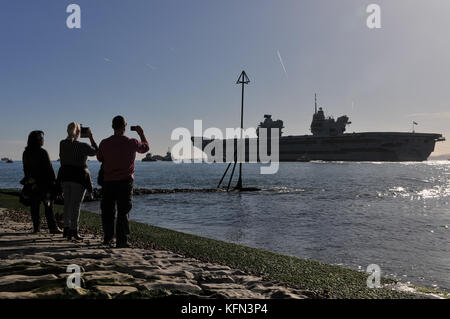 Flugzeugträger "HMS Queen Elizabeth" Abfahrt portsmouth England für Meer Studien Stockfoto