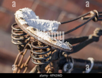 Alte, verwitterte Vintage bycycle Sitz. Stockfoto