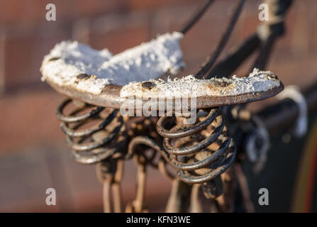 Alte, verwitterte Vintage bycycle Sitz. Stockfoto