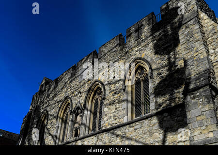 Die bargate in Southampton mit den Schatten eines in der Nähe Riesenrad über den Stein arbeiten. Das bargate ist ein mittelalterliches Tor Haus einmal Eingang in die Stadt Stockfoto